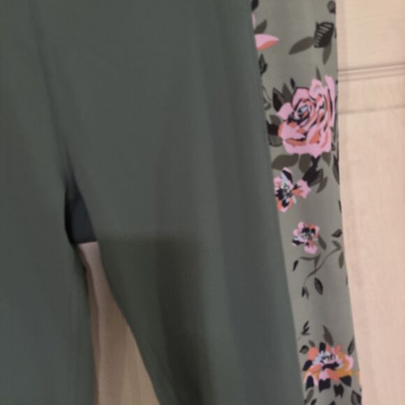 Vera Bradley Womens 2XL  Active Leggings Floral And Olive Green - Picture 2 of 4